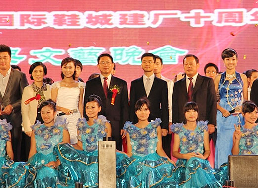 2011年10月15日，受華寶公司的邀請(qǐng)，到江西參加了華寶公司的十周年慶典